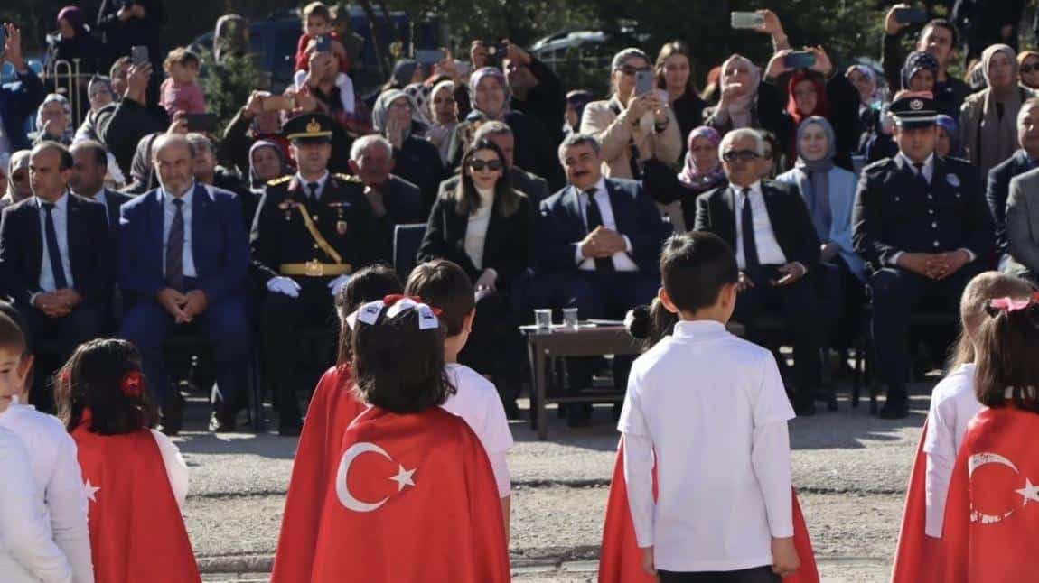 29 Ekim Cumhuriyet Bayramı ve Cumhuriyetimizin Kuruluşunun 101. Yıl Dönümü İlçemizde Coşkuyla Kutlandı.